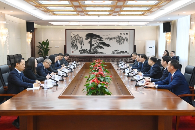 应勇会见澳门廉政专员欧阳湘